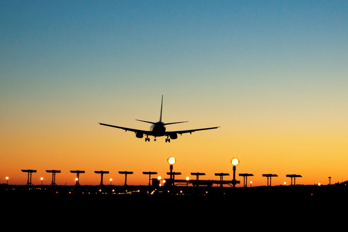 Aereo in fase di atterraggio al tramonto