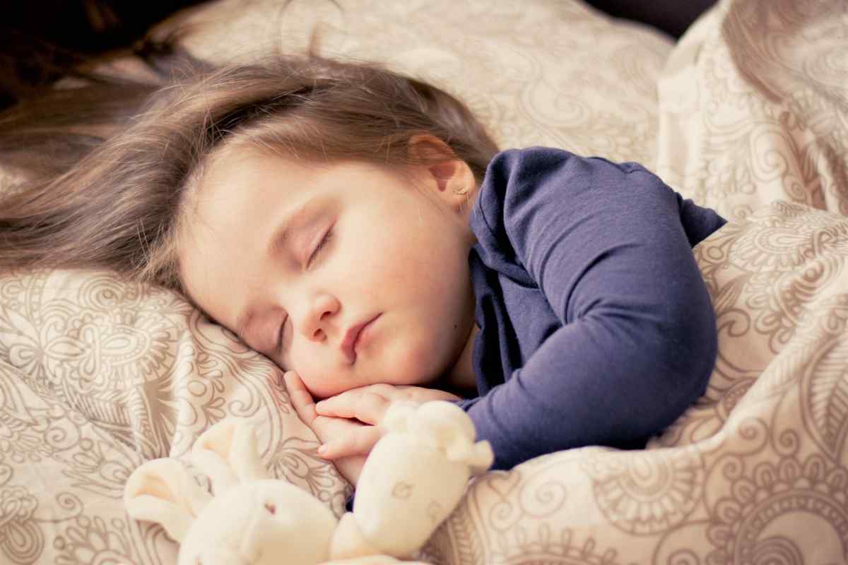 Bambina con peluche