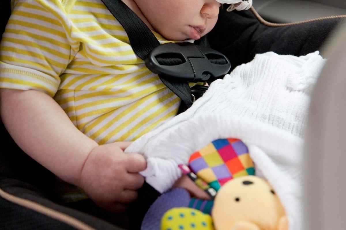 Un bambino che dorme in macchina