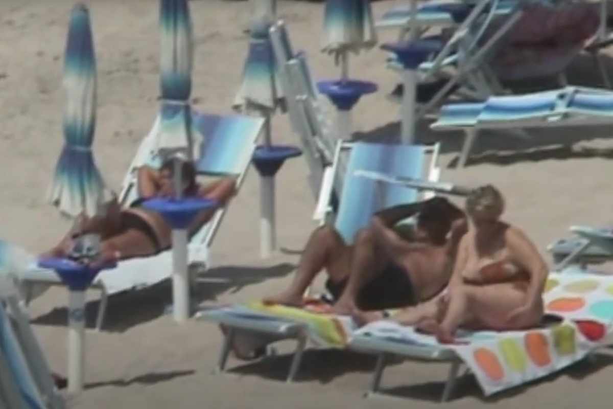 turisti prendono il sole a gallipoli
