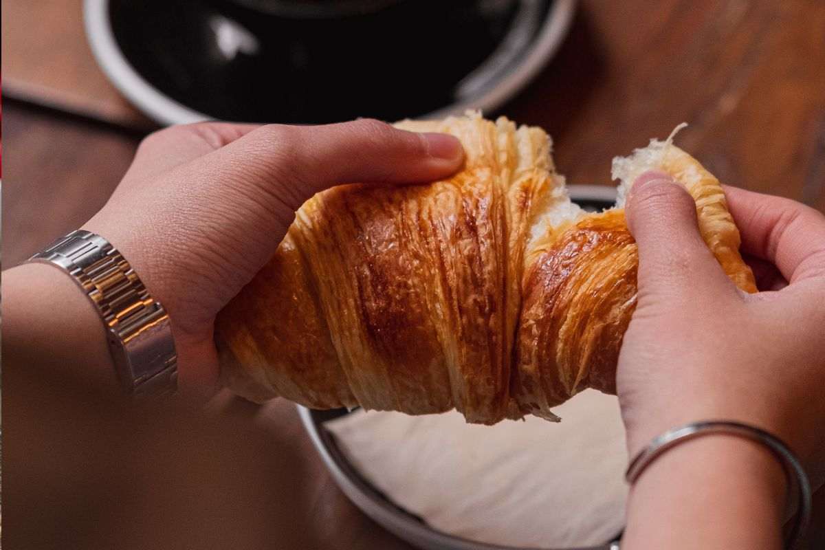 Colazione con caffè e cornetto