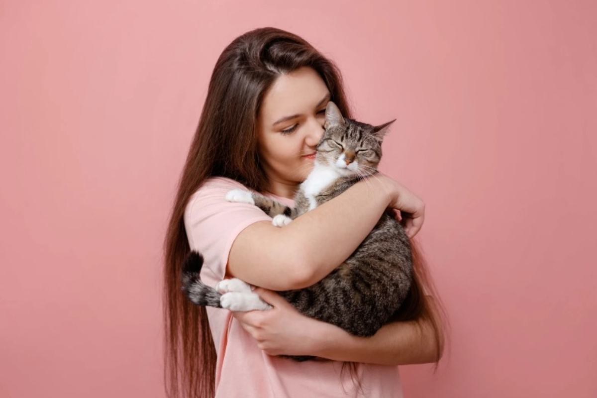 Donna con gatto in braccio