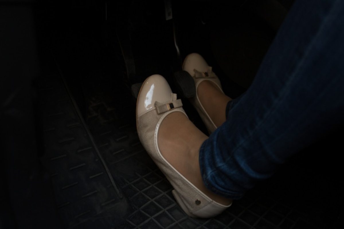 Donna guida con scarpe aperte