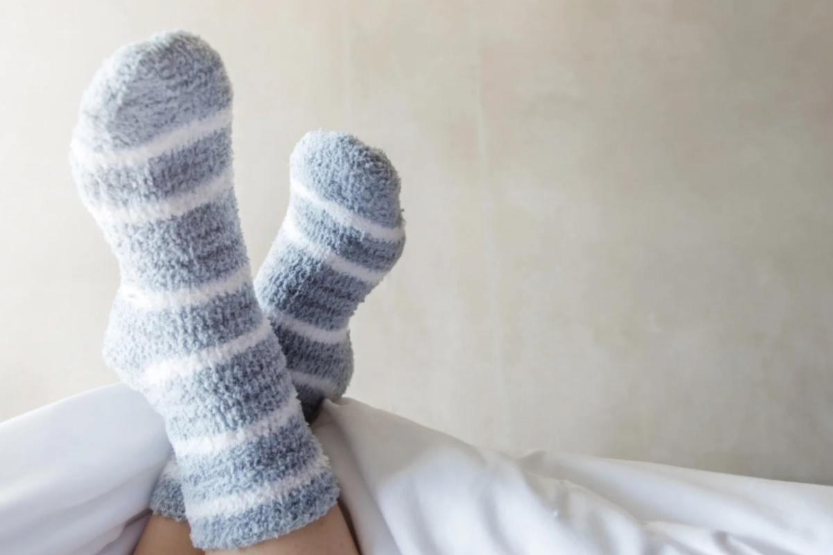 Se dormi coi calzini stai sbagliando oppure no: ecco la risposta