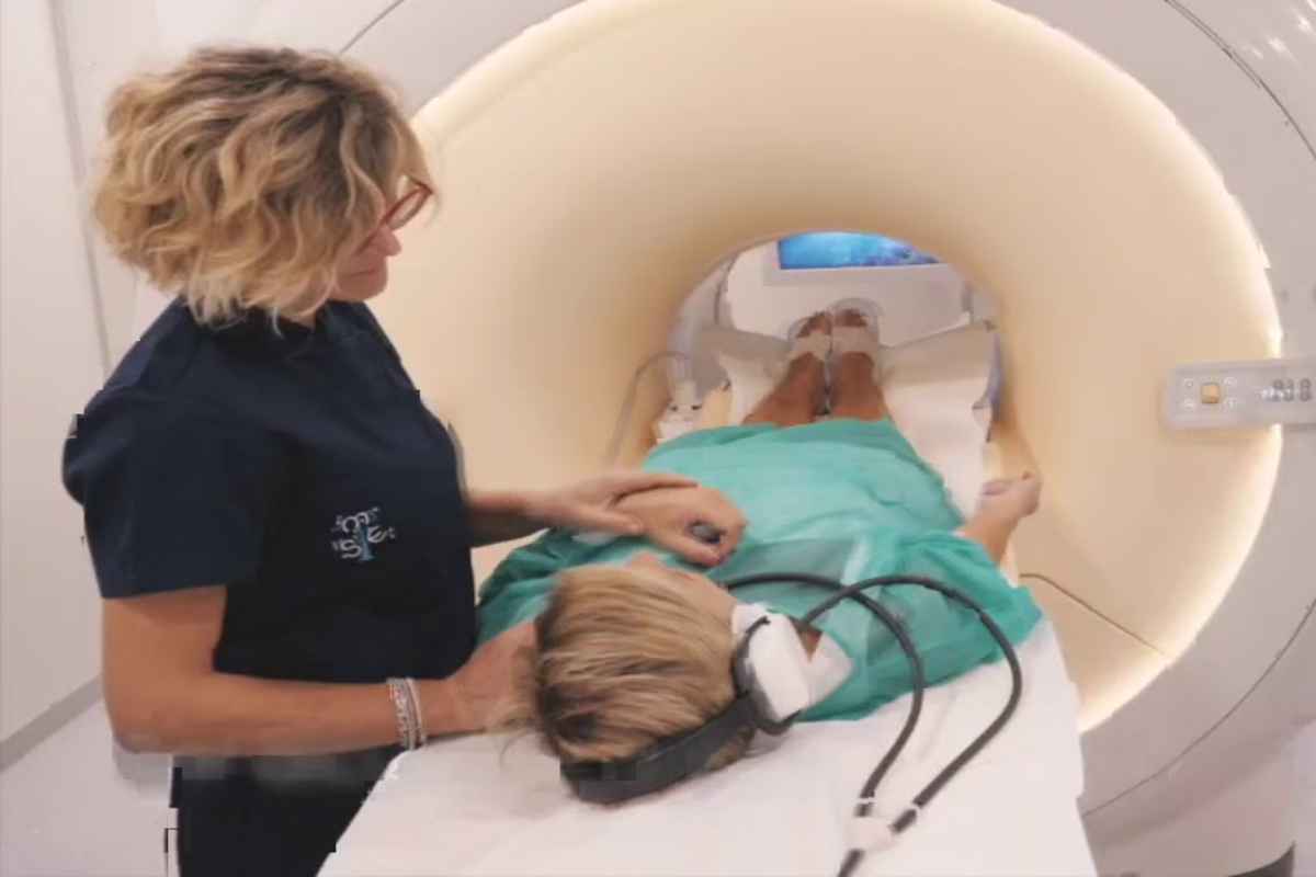 personale intorno a una persona che fa la risonanza magnetica
