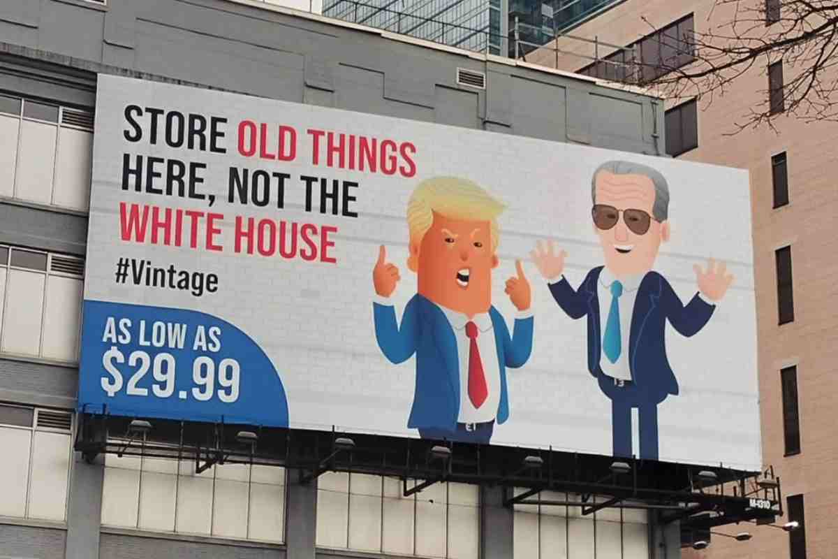 Un cartello in un negozio di New York