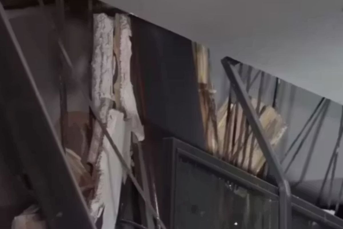 Il soffitto crollato nel locale