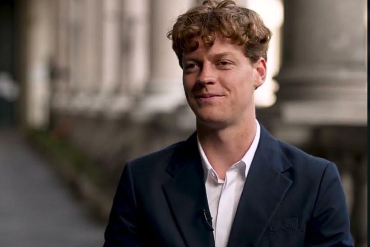 Jannik Sinner durante uno spot pubblicitario