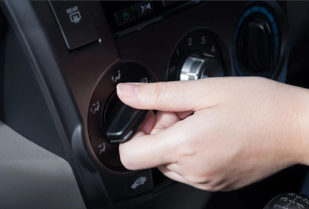 Mano di donna in auto