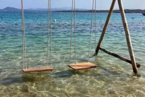 mare con altalene