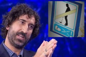 Massimo Cannoletta e uno dei cartelli strani notati in giro