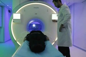 Persona fa la risonanza magnetica