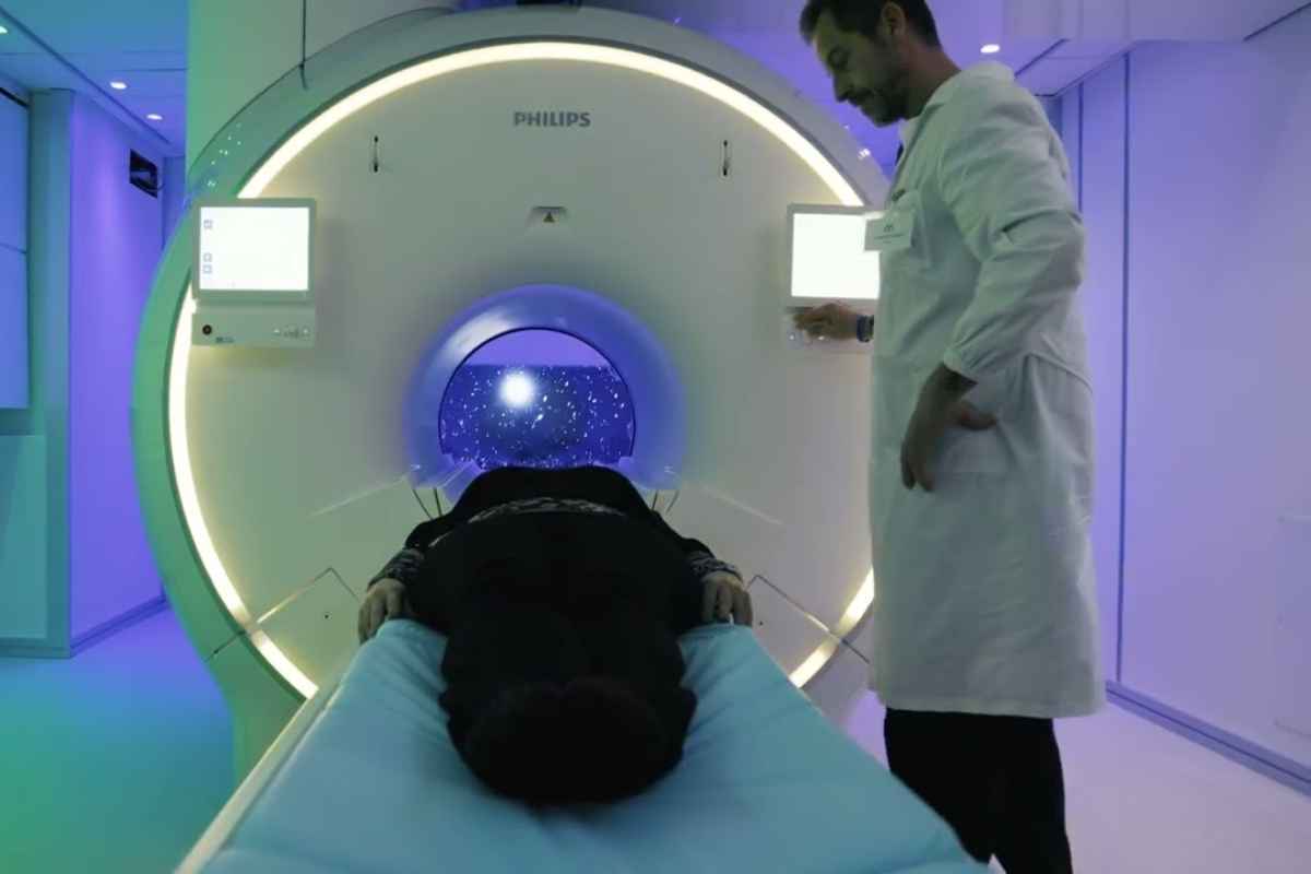 Persona fa la risonanza magnetica