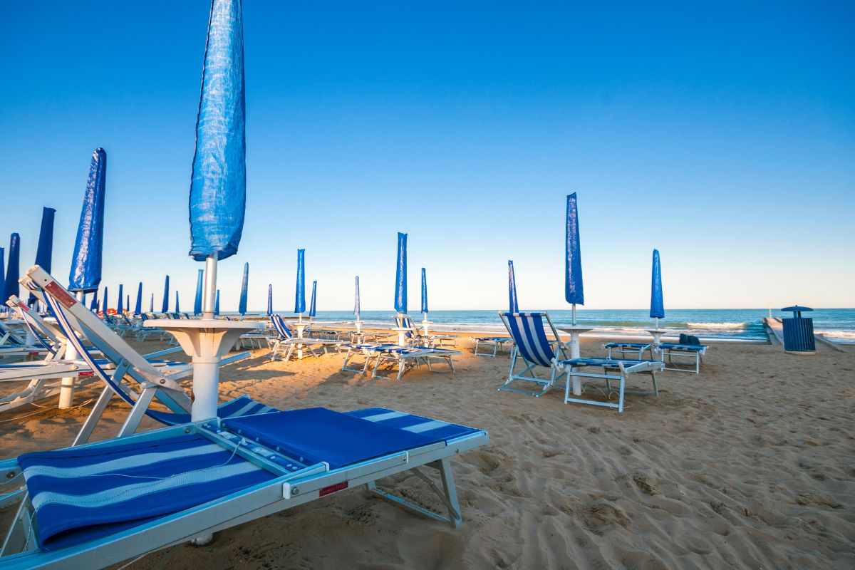 Ombrelloni e lettini in spiaggia