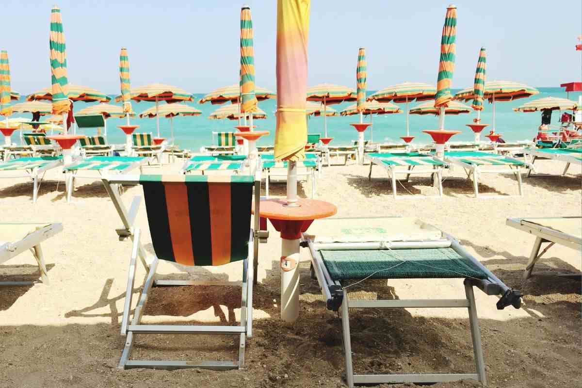 Ombrelloni e sdraio in riva al mare