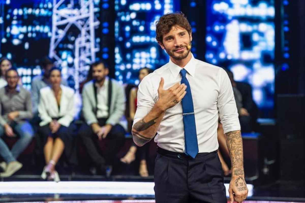 Il conduttore Stefano De Martino