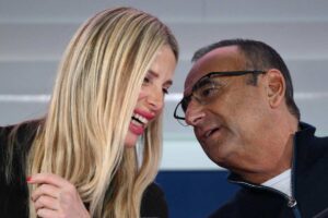 carlo conti parla nell'orecchio ad alessia marcuzzi