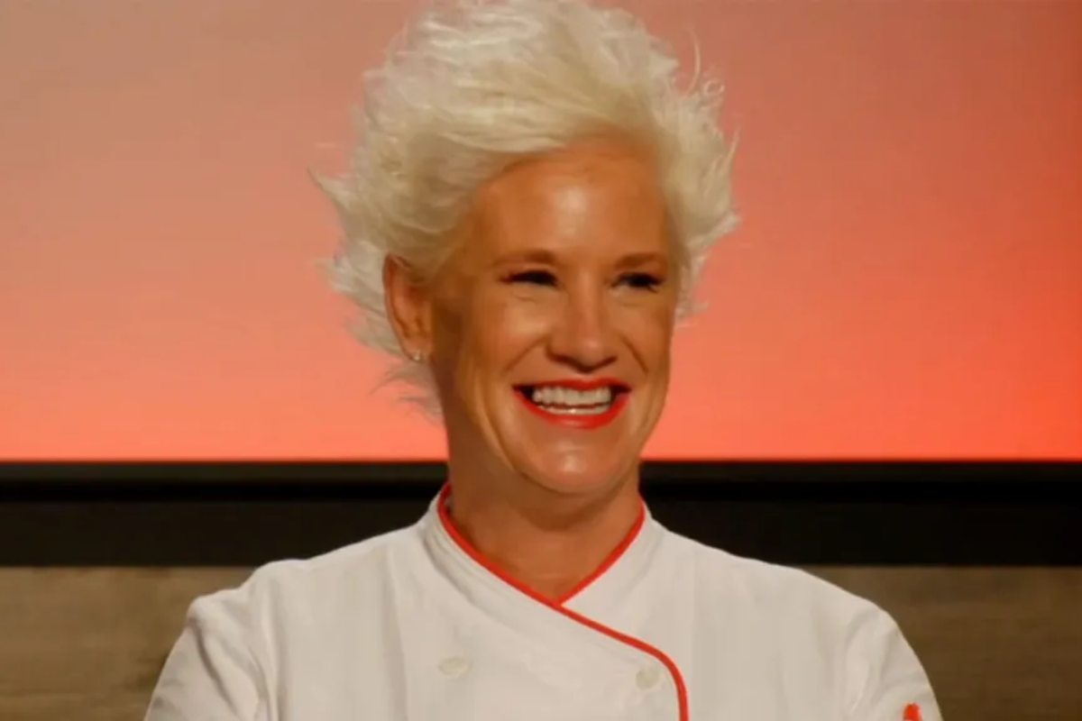 anne burrell durante una trasmissione televisiva