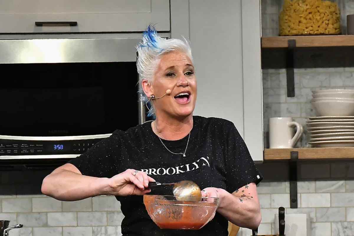 anne burrell durante un programma di cucina