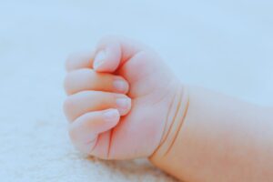 mano di neonato