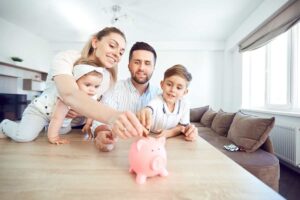 famiglia soldi salvadanaio