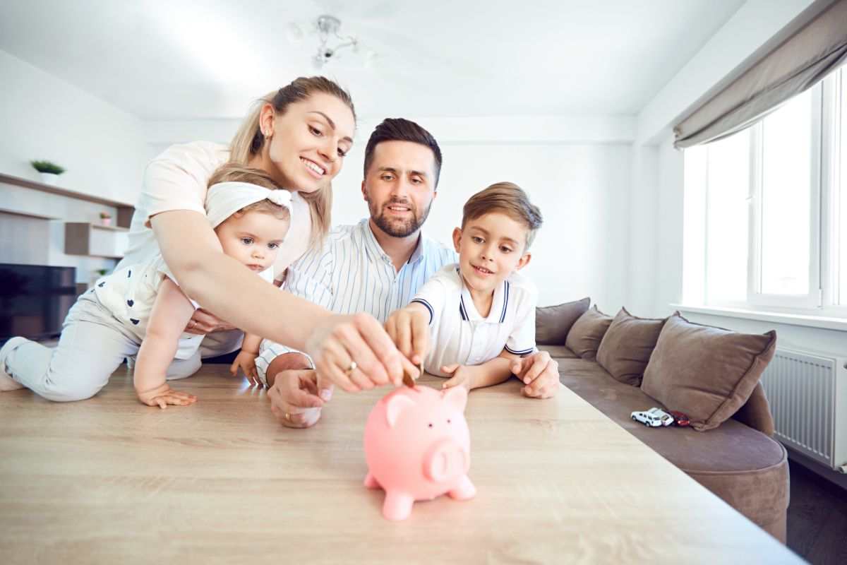 famiglia soldi salvadanaio