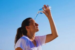 ragazza si tira l'acqua in testa