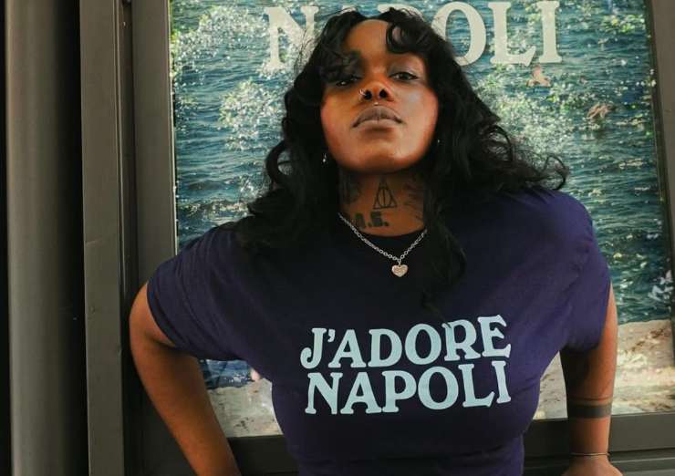 ragazza con una maglia su napoli