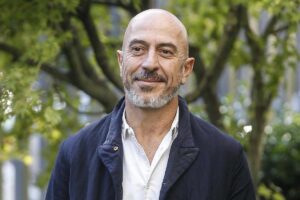 roberto ciufoli sorride