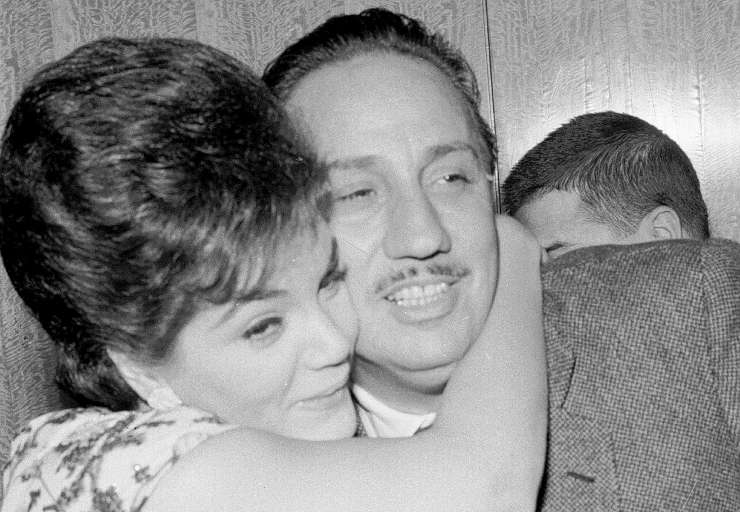 connie francis abbraccia un uomo