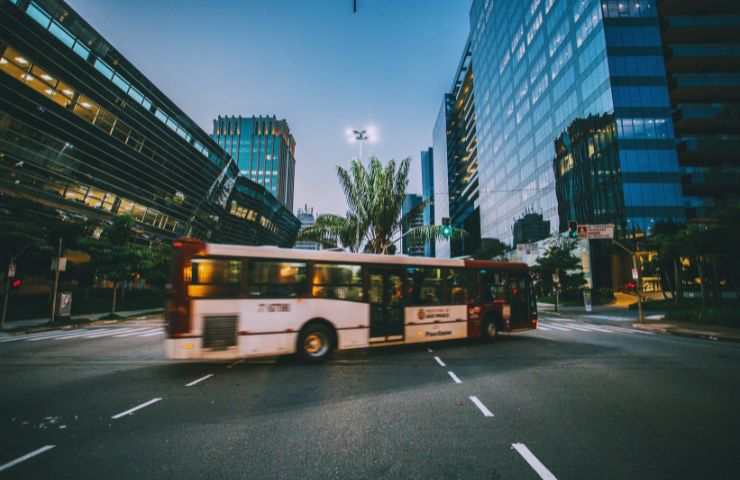 autobus in mezzo alla strada