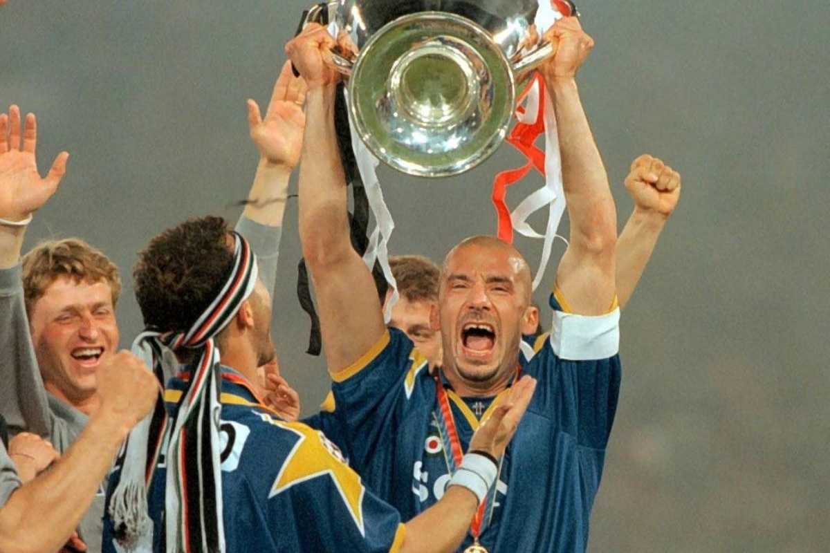 vialli alza la coppa dei campioni