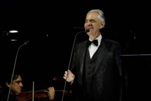 andrea bocelli canta