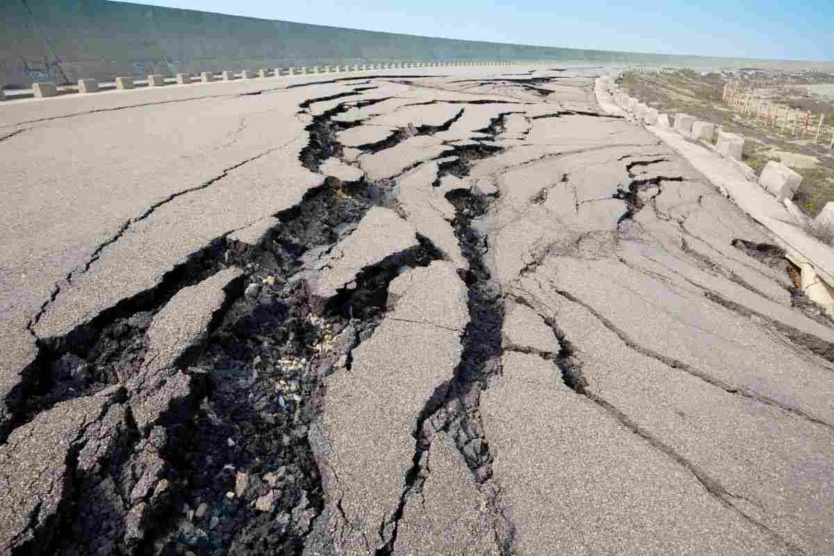 strada distrutta da un terremoto