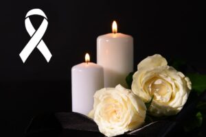 lutto candele fiori bianchi