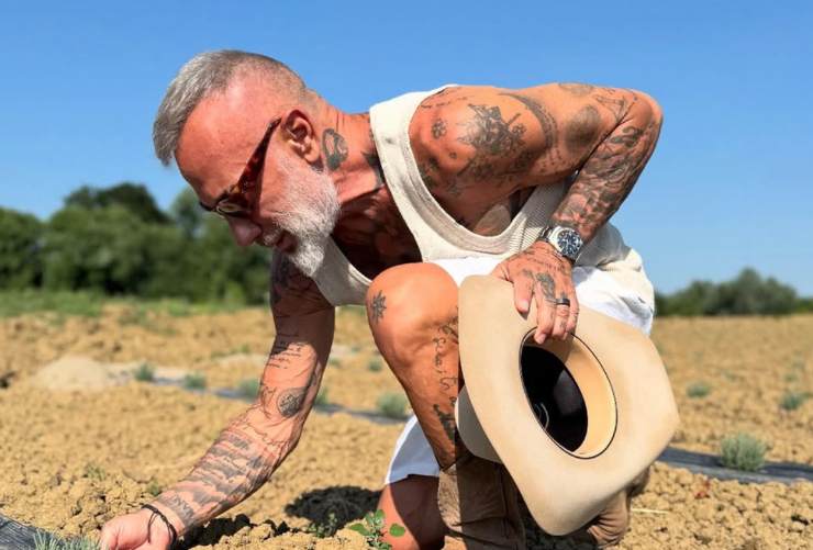 gianluca vacchi guarda le piantine
