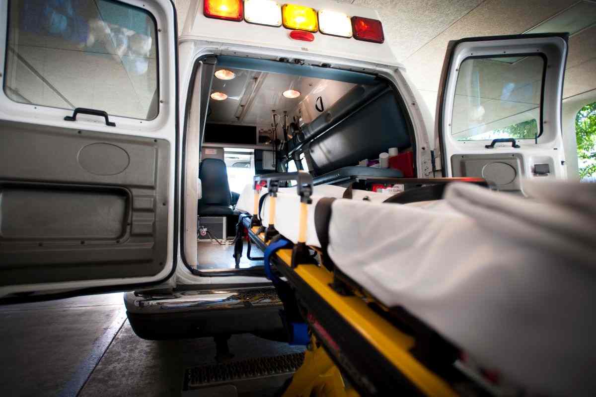 ambulanza e paziente sulla barella