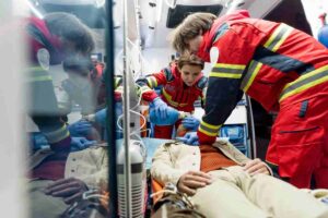 soccorritori ambulanza vittima