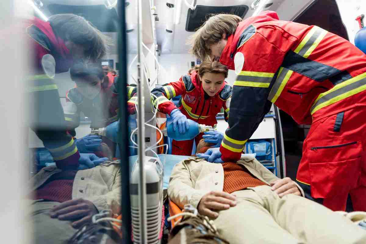 soccorritori ambulanza vittima