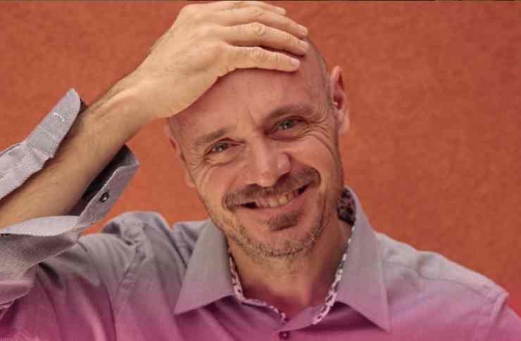 leonardo manera si tocca la testa