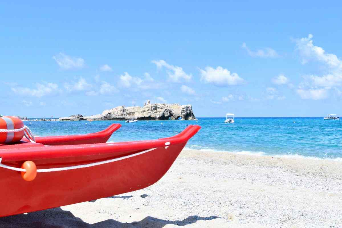 spiaggia catamarano salvataggio