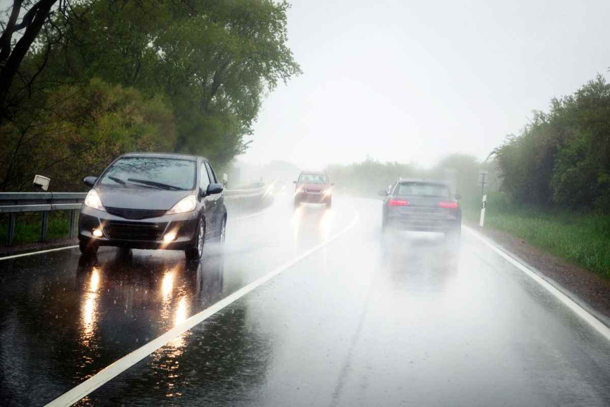 pioggia strada auto