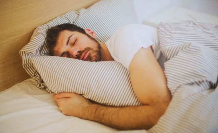 uomo dorme a letto