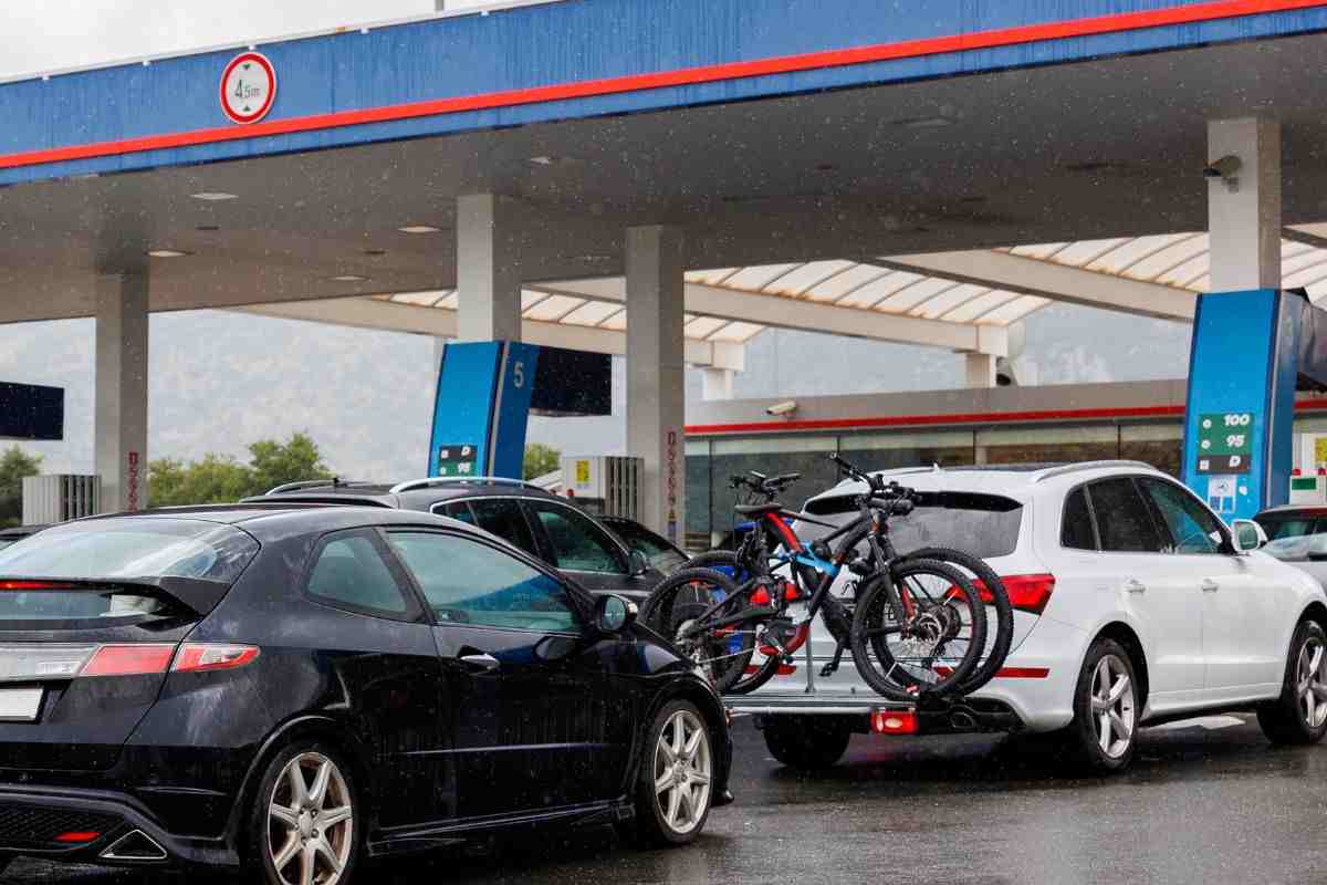 auto in fila alla pompa di benzina