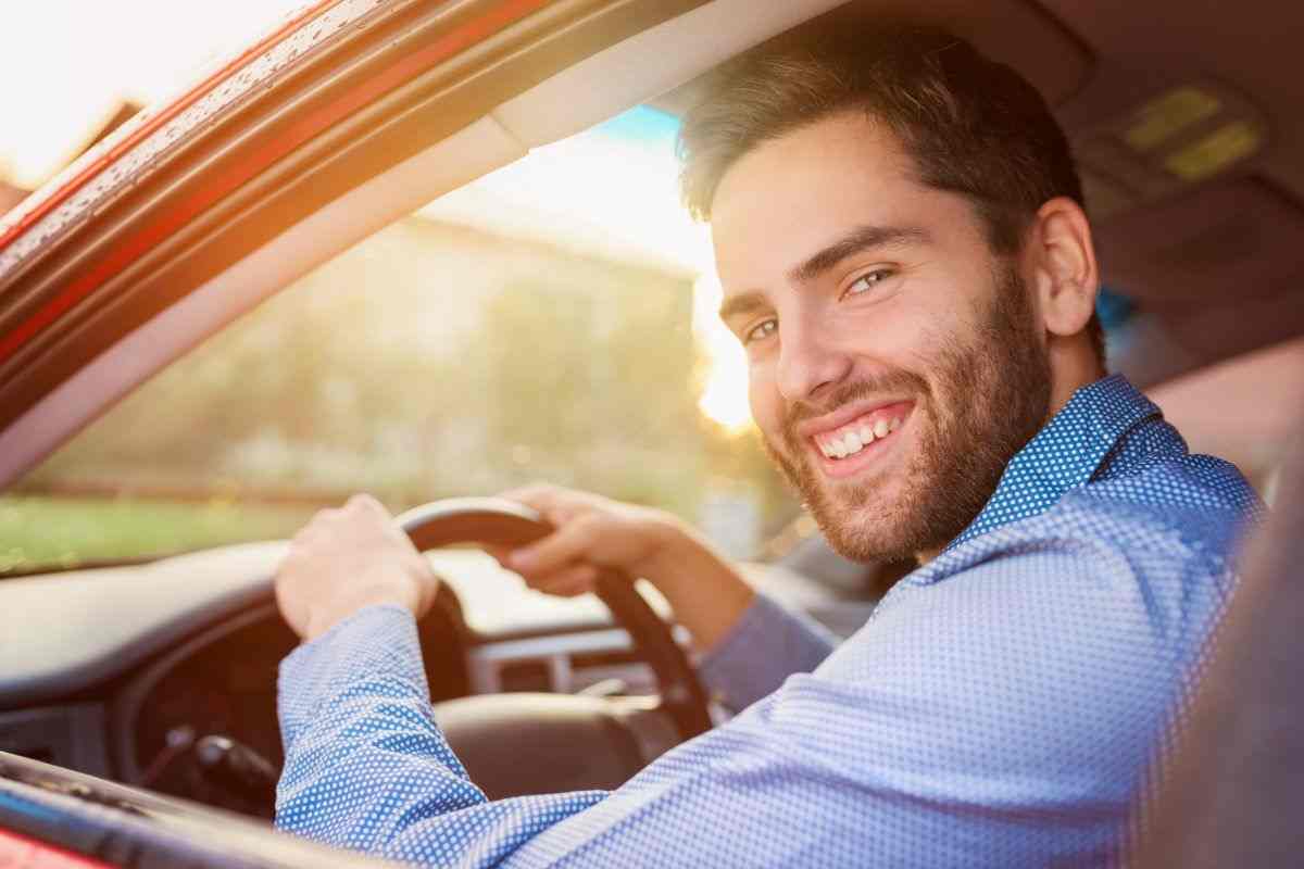 uomo felice al volante