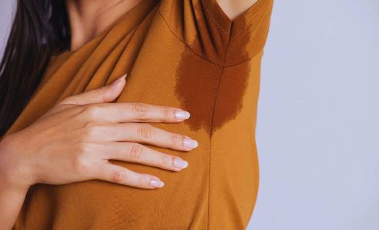 ragazza con sudore sotto l'ascella