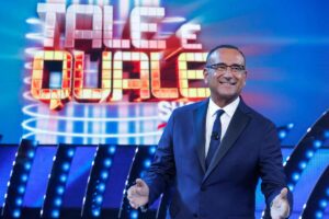 carlo conti di fronte all'insegna di tale e quale