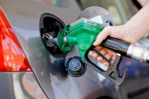 persona mette benzina