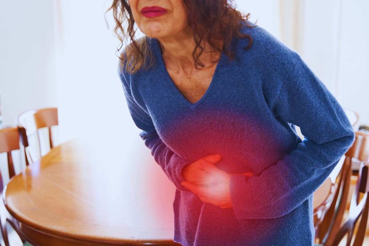 donna che si tiene la pancia