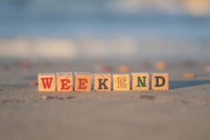 Scritta weekend sulla sabbia
